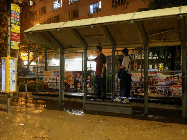 Hong Kong sufre severas inundaciones tras su mayor tormenta en casi 140 años
