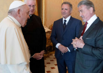 Sylvester Stallone conoció al papa Francisco… ¡Y hasta bromeó! Así fue la reunión