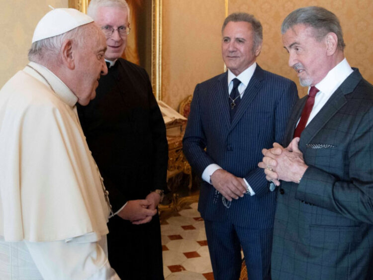 Sylvester Stallone conoció al papa Francisco… ¡Y hasta bromeó! Así fue la reunión