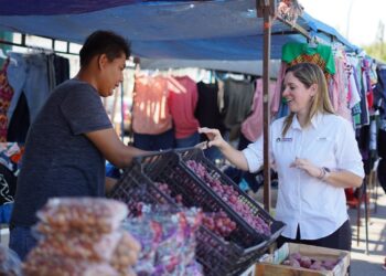 Convive Alejandra Cárdenas con tianguistas de Cd. Victoria.