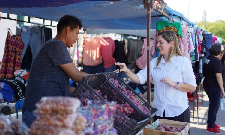 Convive Alejandra Cárdenas con tianguistas de Cd. Victoria.