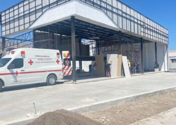 Albañil cae de un andamio en obra d agencia automotriz