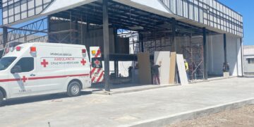 Albañil cae de un andamio en obra d agencia automotriz