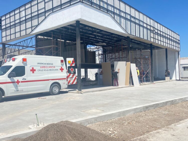 Albañil cae de un andamio en obra d agencia automotriz