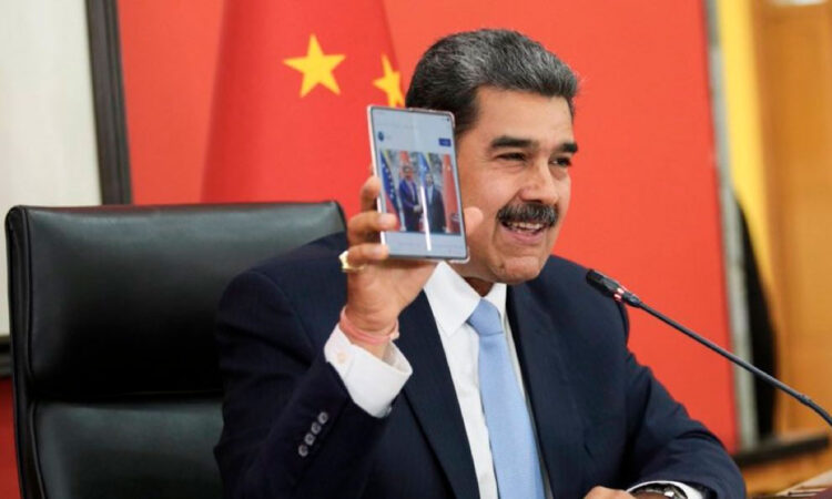 Un regalo ‘Plegable’ entre líderes: Xi Jinping Obsequia a Maduro el ultimo Smartphone de Huawei