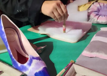 Roger Vivier deslumbra con vibrantes colores en su colección primavera-verano 2024