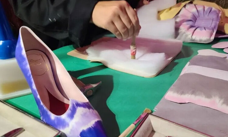 Roger Vivier deslumbra con vibrantes colores en su colección primavera-verano 2024