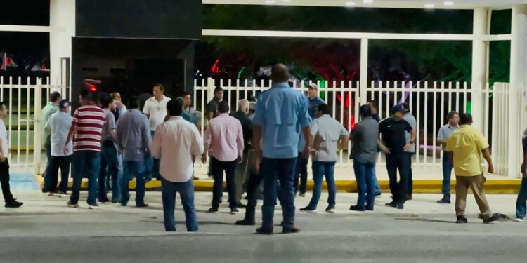 Maestros “clausuran” la Secretaría de Educación