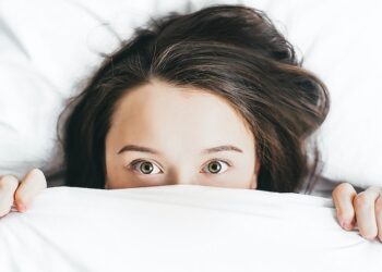 Cuidado! estos 3 errores al dormir podrían ser la causa de tu acné