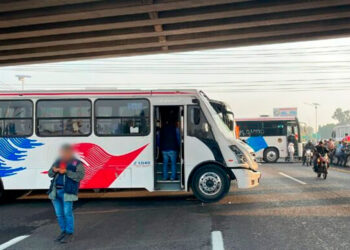 Transportistas bloquean autopista México-Pachuca por amenazas del crimen