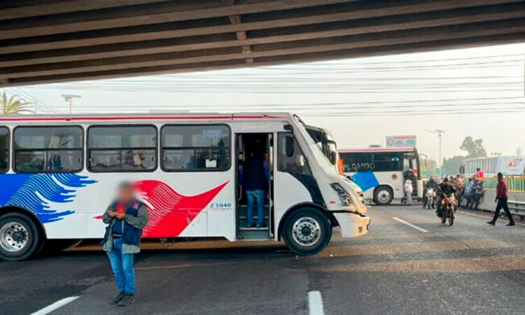 Transportistas bloquean autopista México-Pachuca por amenazas del crimen