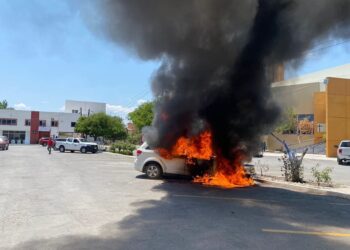 Se incendia camioneta afuera de iglesia