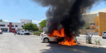 Se incendia camioneta afuera de iglesia