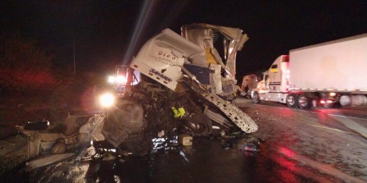 Chocan tráilers y muere uno de los choferes