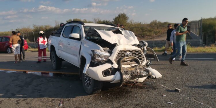 Tractor ocasiona accidente en carretera: 6 heridos