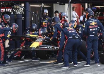 Checo Pérez choca dos veces y abandona el GP de Japón