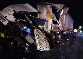 Chocan tráilers y muere uno de los choferes