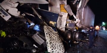 Chocan tráilers y muere uno de los choferes