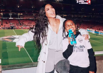 Kim Kardashian enseña modales: regaña a Saint West por ofender a Paparazzis