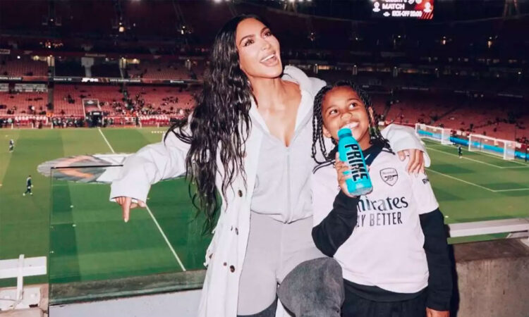 Kim Kardashian enseña modales: regaña a Saint West por ofender a Paparazzis