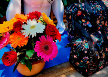 Kipling rinde homenaje a Frida Kahlo con bolsas vibrantes y resistentes
