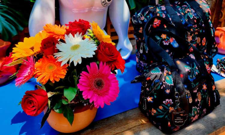 Kipling rinde homenaje a Frida Kahlo con bolsas vibrantes y resistentes