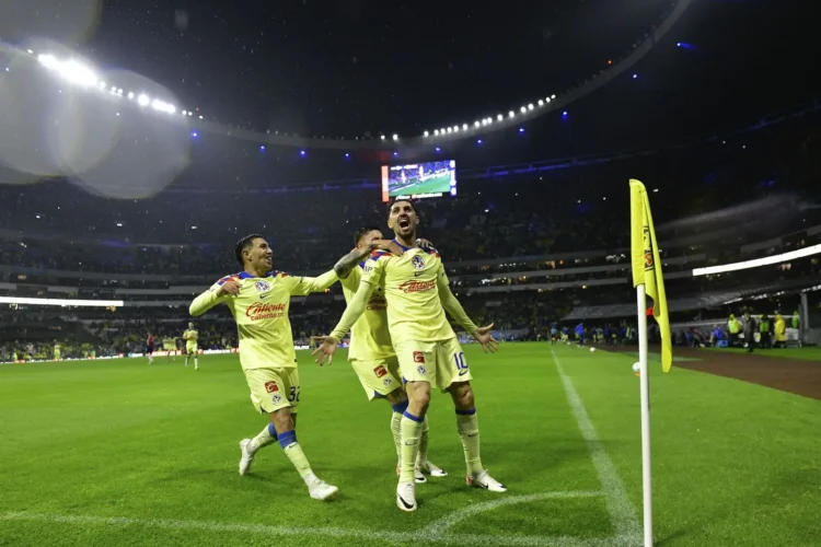 Las águilas arrasan con goleada el clásico nacional