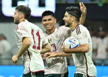 Jiménez deslumbra a Lozano: tres goles y a callar críticos