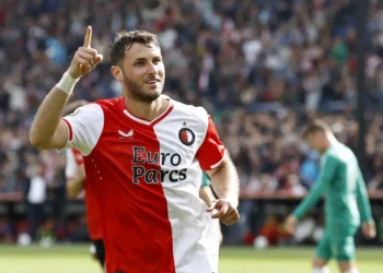 Santiago Giménez marca segundo doblete pero sale lesionado