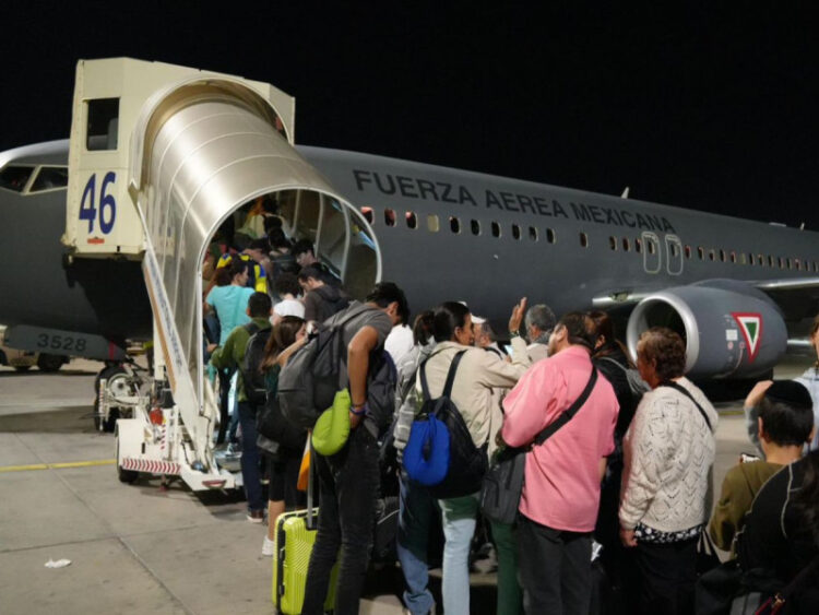Segundo avión de Sedena con 141 mexicanos rescatados de Israel ya vuela rumbo a México