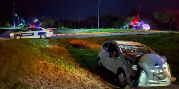 Joven vuelca su Spark en libramiento “Naciones Unidas”