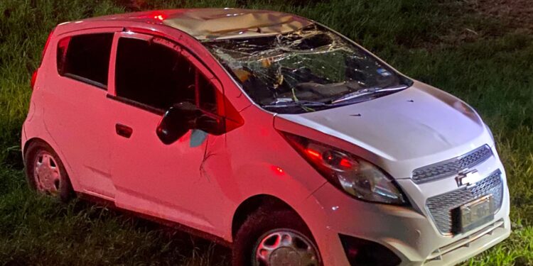 Joven vuelca su Spark en libramiento “Naciones Unidas”