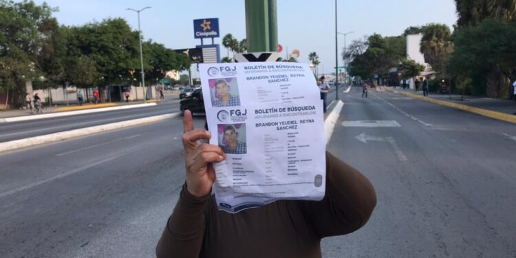 Bloquean vialidad frente a Casa de Gobierno familiares de joven desaparecido