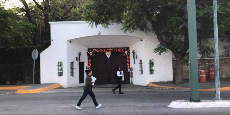 Bloquean vialidad frente a Casa de Gobierno familiares de joven desaparecido