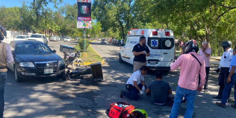 Motociclista se lesiona al chocar contra auto