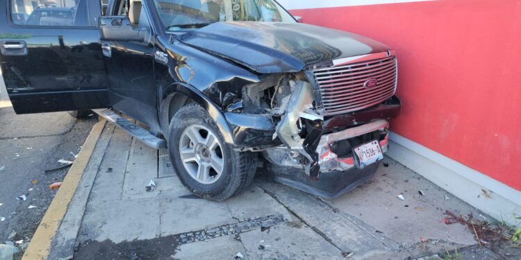 Costoso choque en el crucero de calles 8 y Abasolo en Cd. Victoria