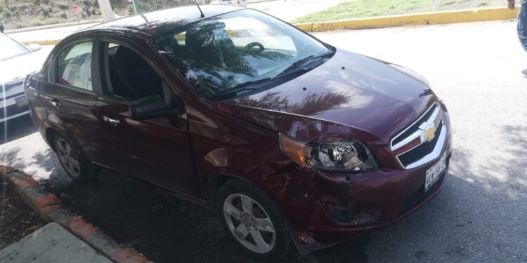 Motociclista de estrella en automóvil que omitió el alto