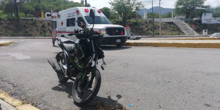 Motociclista de estrella en automóvil que omitió el alto