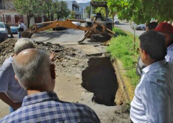 Supervisa alcalde acciones para tapar socavón en Calle Michoacán