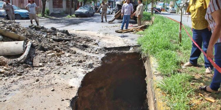 Supervisa alcalde acciones para tapar socavón en Calle Michoacán