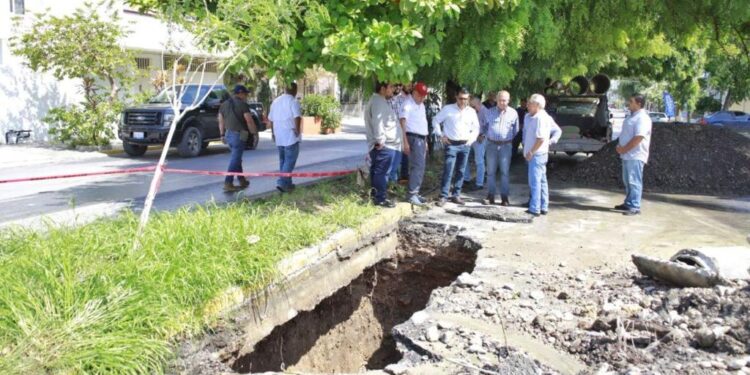 Supervisa alcalde acciones para tapar socavón en Calle Michoacán