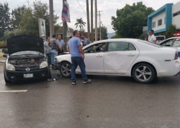 Enésimo choque en el peligroso crucero 13 y Bulevar “López Mateos”
