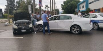 Enésimo choque en el peligroso crucero 13 y Bulevar “López Mateos”