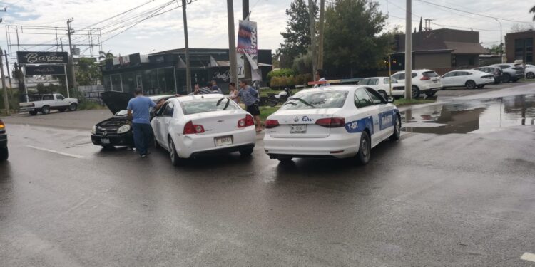 Enésimo choque en el peligroso crucero 13 y Bulevar “López Mateos”