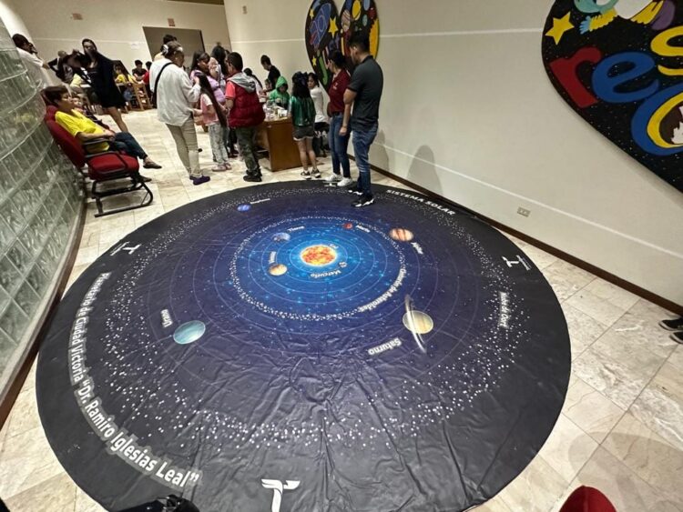 Cientos de familias acudieron al planetario del Museo TAMUX y contemplaron el eclipse