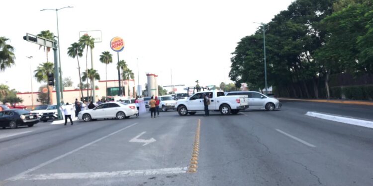 Bloquean vialidad frente a Casa de Gobierno familiares de joven desaparecido