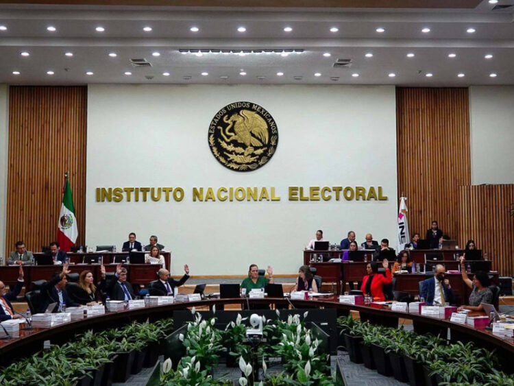 INE hace llamado serio a Xóchitl y ordena a Claudia suspender gira