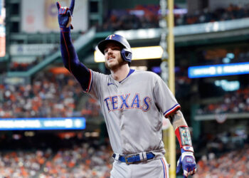 ¡Rangers pega de nuevo y aumenta ventaja sobre Astros!
