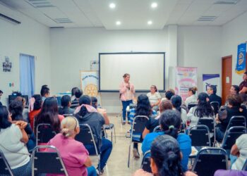 Participa Lucy de Gattás en jornada contra el Cáncer de Mama.