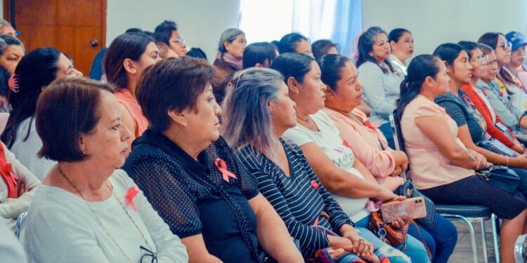 Participa Lucy de Gattás en jornada contra el Cáncer de Mama.